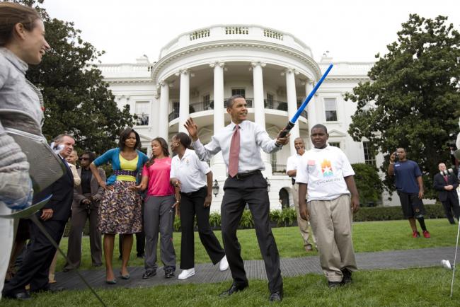 Obama, con un sable láser de juguete